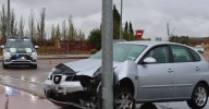 Se sale de la vía y choca contra una farola por culpa de la lluvia en la rotonda del Helmántico, en Villares de la Reina