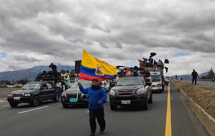 Vías de tres provincias de Ecuador bloqueadas en día 16 de protestas