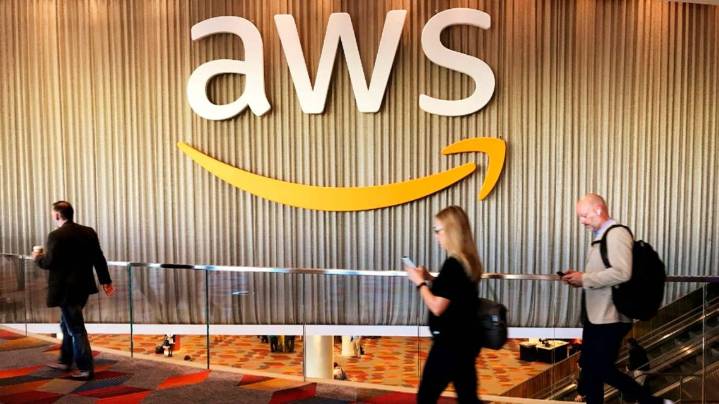 Amazon reportó una avería global en su unidad de servicio en la nube: interrupciones en redes sociales y servicios financieros