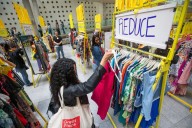 El intercambio de ropa que busca romper Récord Guinness llegó a Chile