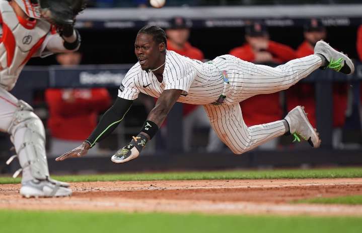 Yankees save their season with late hit to win Wild Card Series Game 2