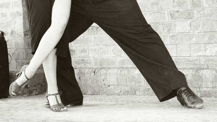 Clases de tango en la veredita de Tinto y Soda: música, vino y encuentro