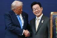 Trump vuelve sacar provecho del chantaje comercial en su visita a la polarizada Corea del Sur