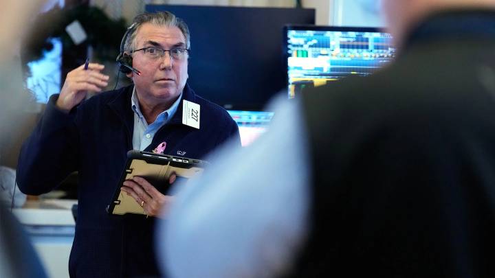 Wall Street remains near record levels as AI frenzy keeps tech stocks climbing