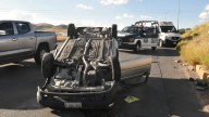 Le cierran el paso y vuelca en el Periférico de la Juventud y Circuito Universitario