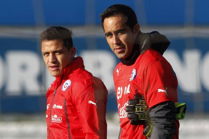 El recado de Claudio Bravo a Alexis Sánchez por su deseo de volver a La Roja: “A esa edad avanzada...”