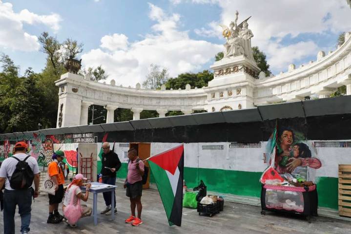 Colectivos pro Palestina piden respetar campamento y antimonumento frente a SRE