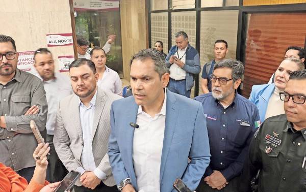 Pide Loya no politizar torre… escoltado por líderes del PAN