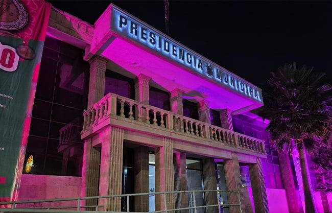 Se ilumina de rosa Presidencia Municipal de Saltillo