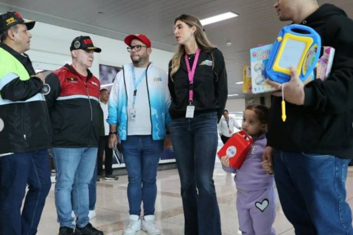 Una niña "secuestrada" por EEUU llega en vuelo con 167 migrantes deportados este #10Oct