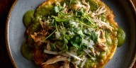 Cómo hacer tostadas de pollo en salsa verde de calabaza en seis sencillos pasos