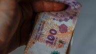 El peso argentino acelera su depreciación ante una renovada demanda de dólares