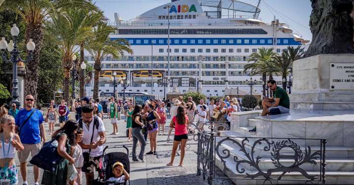Tres estadios del Cádiz cabrían en el interior de uno de los dos cruceros que visitan este martes el Muelle gaditano