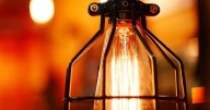 El precio de la luz para este domingo 19 de octubre: ¿cuándo conviene enchufar la lavadora?