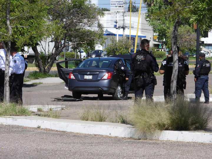 Tras operativo y persecución detienen a dos sujetos y aseguran auto que habría sido utilizado en ejecuciones