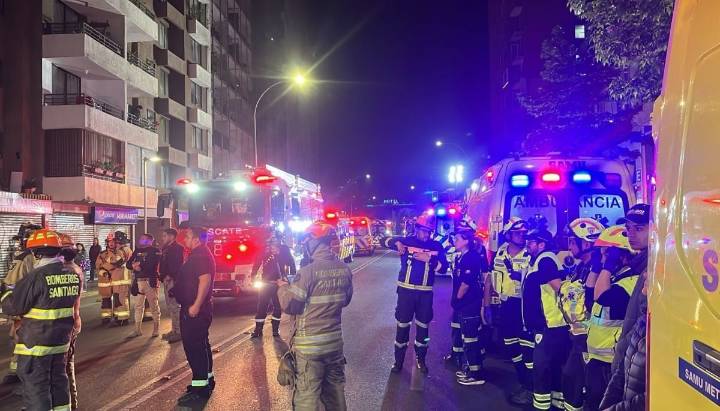 Incendio afecta a departamento en Santiago Centro: residentes están siendo evacuados
