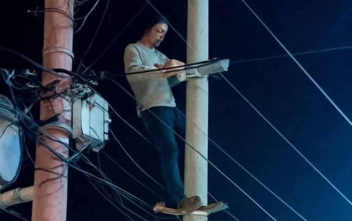 Un hombre intentó arrojarse desde un poste de luz