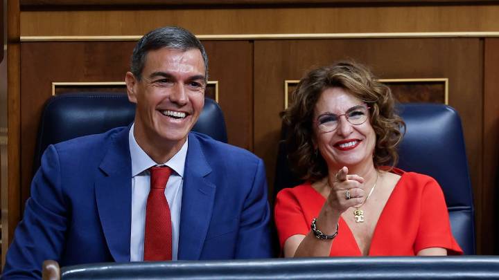 Feijóo acusa a Sánchez de "crujir" a los españoles a impuestos y el presidente replica: "¿Qué aporta usted a la política?"
