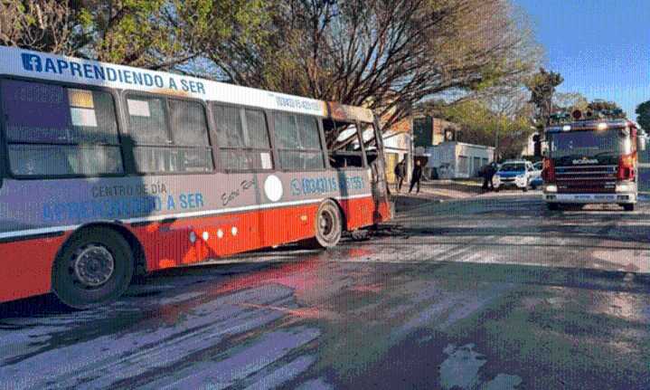Se incendió un colectivo con pasajeros en Paraná