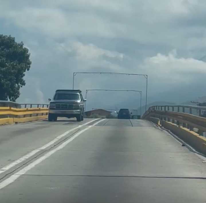 A los elevados de Catia la Mar les hace falta asfalto