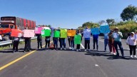 Toman casetas en Atlixco, exigen que maestra aparezca viva