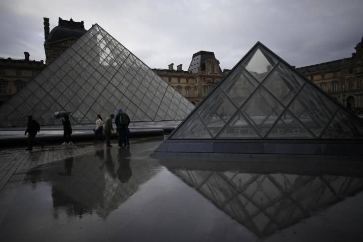 Detienen a cinco personas más en la investigación del robo de joyas en el Louvre