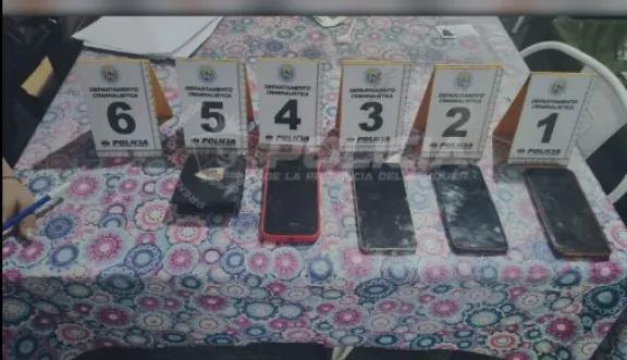 Robaron celulares y otros elementos amenazándolos con un arma