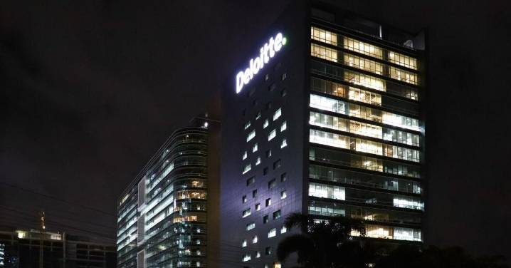 Deloitte devuelve miles de dólares al gobierno australiano por un informe con errores cometidos por la IA