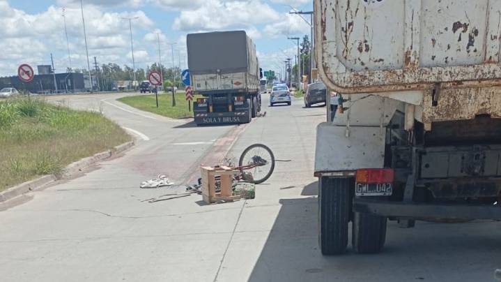 Fatal accidente en la colectora de la Ruta 11: un ciclista murió tras ser arrollado por un camión