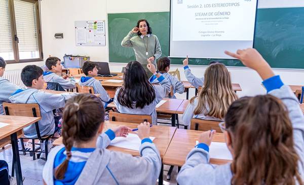 La provincia busca prohibir el uso de celulares en las aulas para mejorar el aprendizaje