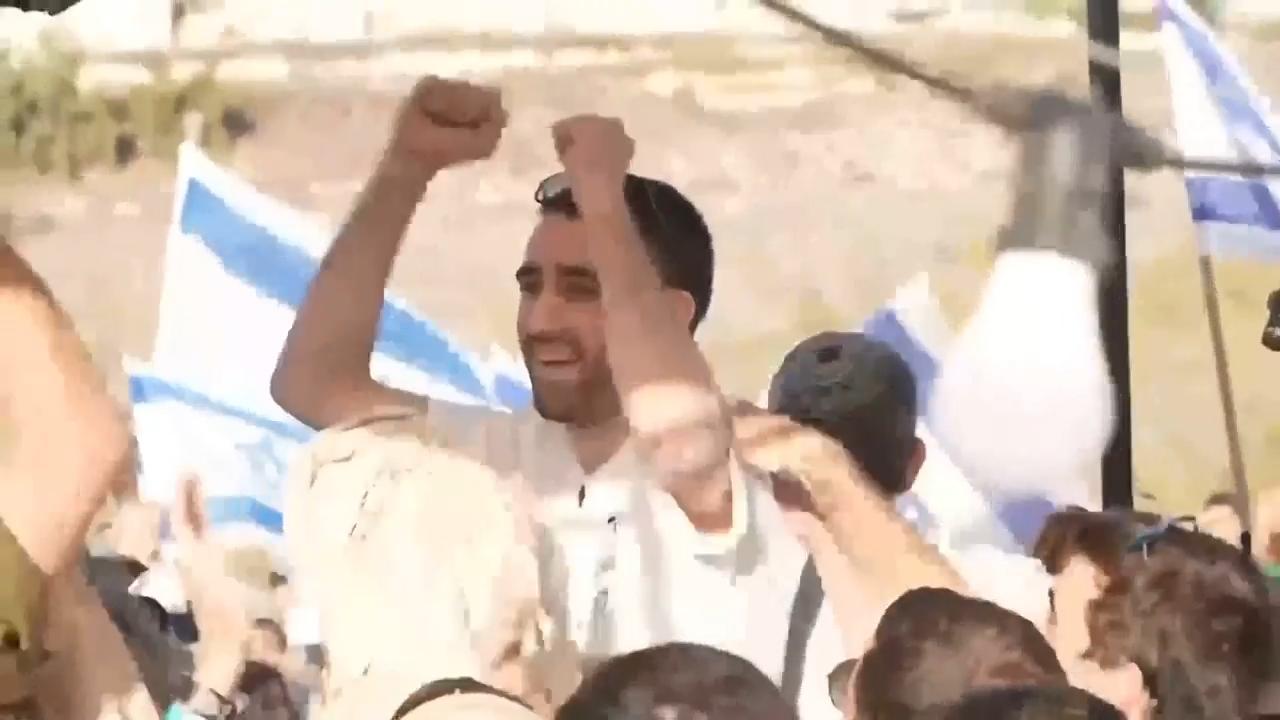 Israeli hostage celebrated by crowd on return to West Bank settlement