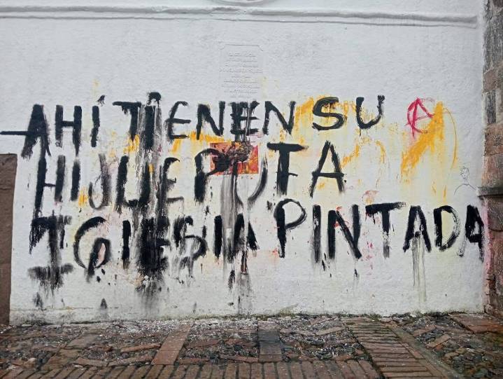 Violencia en el sector histórico: estudiantes vandalizan muro y agreden a defensores del patrimonio de Popayán