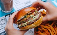 “El secreto está en el queso": esta hamburguesa gourmet ya triunfa en Zaragoza