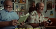 El Ministerio de Vivienda ridiculiza en un vídeo compartir piso mientras promociona el «coliving» y «cohousing»