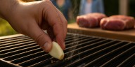 Para qué sirve frotar un diente de ajo en la parrilla antes de hacer el asado