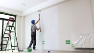 Adiós a la pared blanca: el color de pintura que es tendencia para embellecer tu casa sin gastar