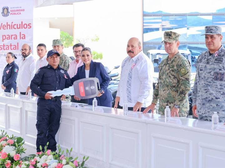 Evelyn Salgado encabeza entrega de patrullas a policía estatal de Guerrero