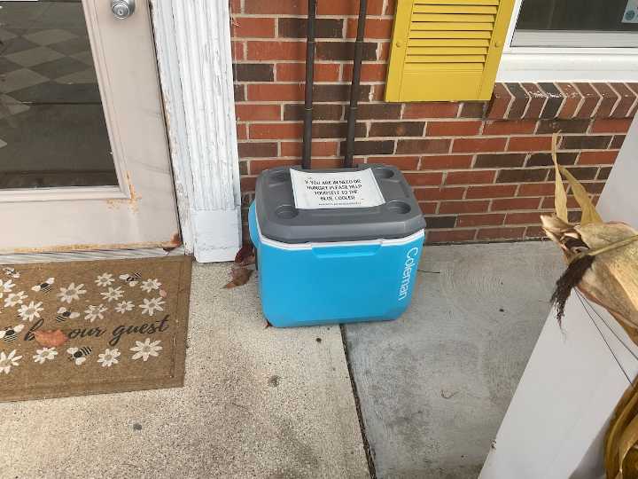 Bainbridge’s Hungry Bee uses blue cooler to fight hunger during government shutdown
