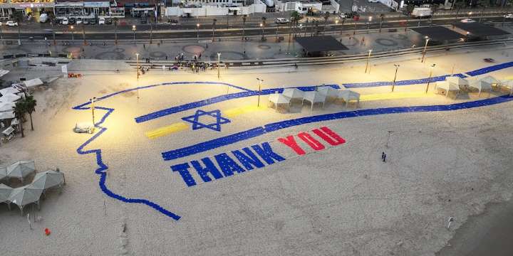 “Gracias”: los israelíes desplegaron una impactante imagen en la playa de Tel Aviv para dar la bienvenida a Trump