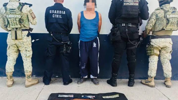 Detienen a hombre con armamento y siete explosivos en Apatzingán