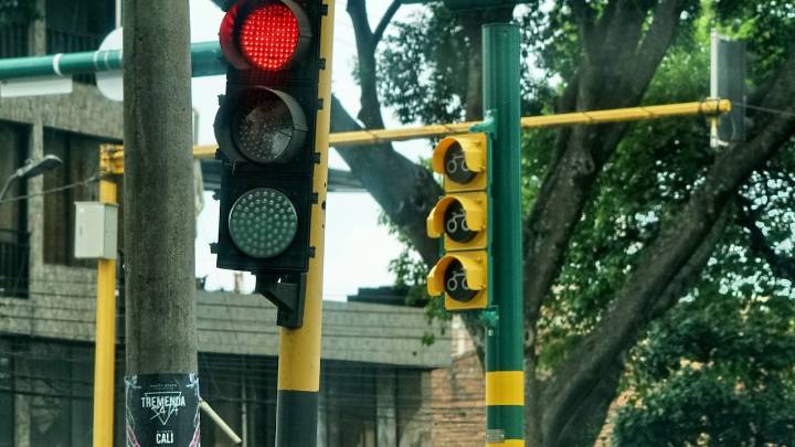 ¿Si está el semáforo en rojo, se puede girar a la derecha? Ojo, Movilidad de Cali responde; evite multas