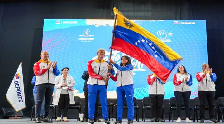 Delegaciones deportivas reciben el tricolor para representar al país en citas internacionales