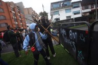 Protesta indígena frente a embajada de EU en Bogotá deja cuatro policías heridos con flechas