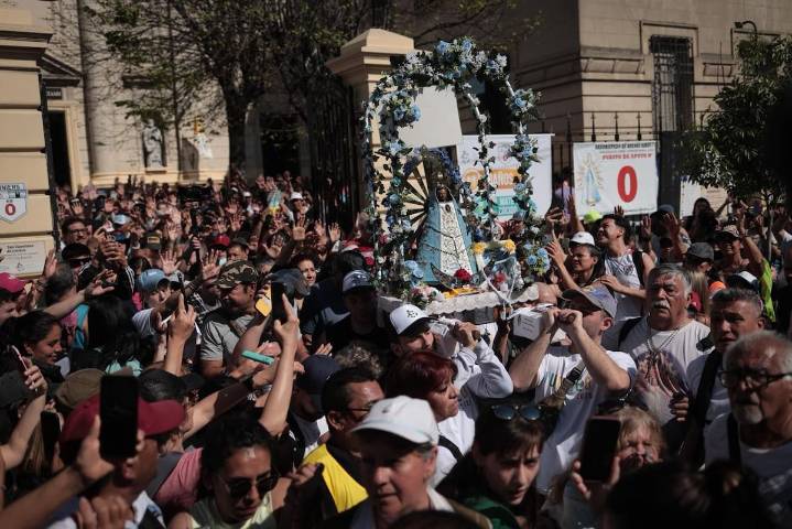 Devoción católica. Miles de jóvenes y familias peregrinan desde muy temprano hacia Luján
