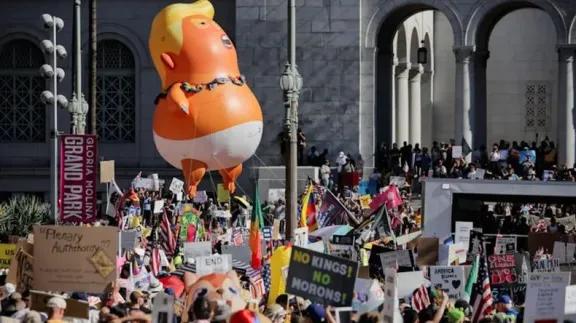 Estados Unidos: marchan contra Donald Trump bajo el lema “No queremos reyes”