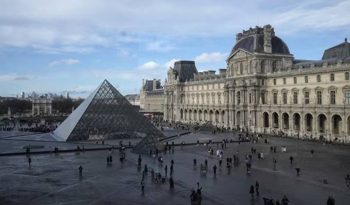 Robo en el museo de Louvre: ladrones se llevan históricas joyas de Napoleón y la emperatriz Eugenia