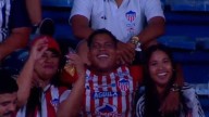 El único del Junior que salió feliz del Metropolitano: hincha sorprendió con beso a dos mujeres frente a la Kiss cam