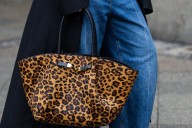 5 bolsos efecto pelo que arrasarán esta temporada de otoño
