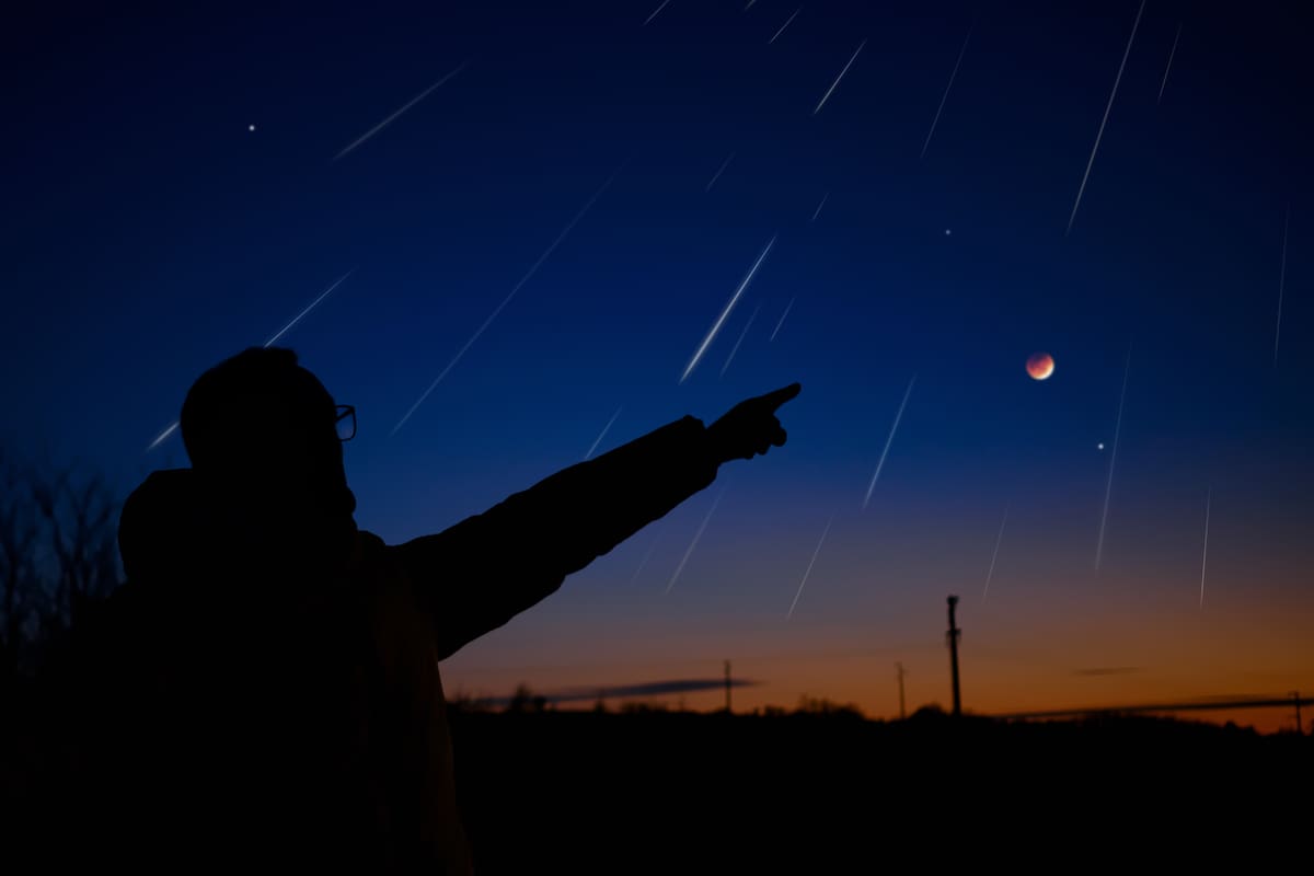 Octubre traerá un espectáculo astronómico: superluna, lluvias de meteoros y cometas visibles en Chile