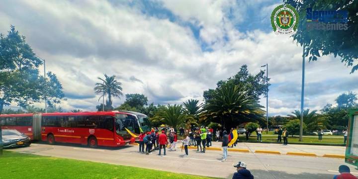 Manifestaciones en Bogotá afectan operación de Transmilenio: desplazados adscritos a la Unidad de Víctimas serían los responsables